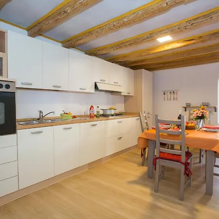 Appartamento Sleeps 4 *