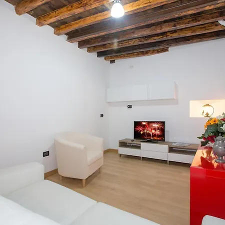 Appartamento Sleeps 4 *