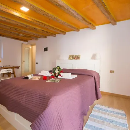 Sleeps 4 Apartment Tremezzo
